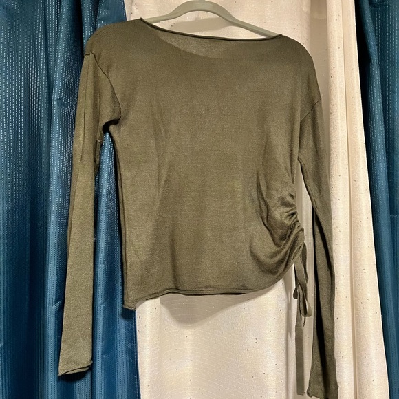 Garage side knot long sleeve shirt 💚 - Picture 1 of 8